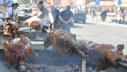 ПЕЧЕЊЕ ПРАЗНИ НОВЧАНИК УОЧИ СЕЗОНЕ СЛАВА: Цене прасетине и јагњетине засад мало више него лане у ово време