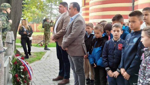 ВЕНЦИ НА СПОМЕНИК МАЈОРУ МАРКУ: У Параћину обележен Дан ослобођења у Великом рату (ФОТО)