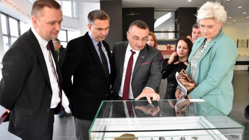 И ВОЈНЕ УНИФОРМЕ СВЕДОЦИ ХРАБРОСТИ И ЖРТАВА:  Изложба у новосадском Историјском архиву поводом 80 година од ослобођења града