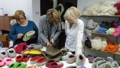 KREACIJE OD VUNE PRAVE VEĆ DECENIJU: Paraćinsko udruženje Štit podučava sugrađane o starim zanatima (FOTO)