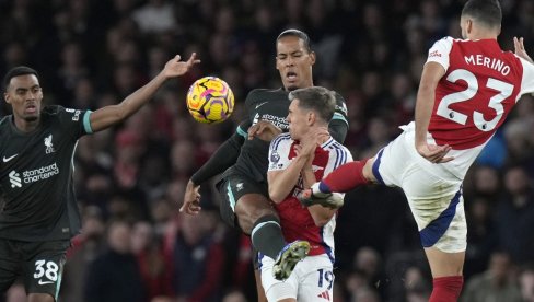 СПЕКТАКЛ НА ЕНФИЛДУ: Ливерпул и Арсенал укрштају копља у борби за прво место