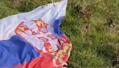 HRVAT NAŠAO SRPSKU ZASTAVU NA TRAVI: Pogledajte šta je uradio (VIDEO)