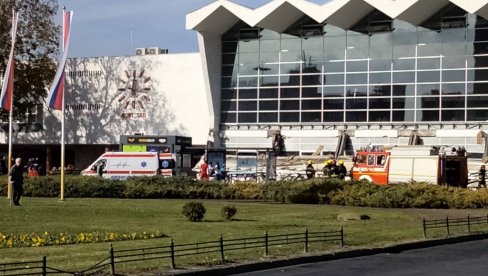 SRUŠILA SE NADSTREŠNICA ŽELEZNIČKE STANICE U NOVOM SADU: Više povređenih, ukazuje im se pomoć u holu (VIDEO)