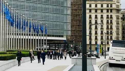 ЕУ НЕМОЋНИ ПОСМАТРАЧИ ИЗ ДРУГЕ ЛИГЕ: Европа сасвим искључена из мировних преговора о Украјини