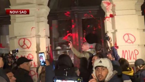 ПОГЛЕДАЈТЕ ШТА СУ ДИВЉАЦИ УРАДИЛИ У НОВОМ САДУ: Насилни протестанти демолирају, разбијају, руше... (ФОТО/ВИДЕО)