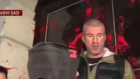ПРИВЕДЕН МИША БАЧУЛОВ: Синоћ је дивљао у Новом Саду, па наредио изливање фекалија на Градску кућу