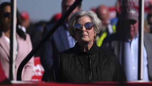 NEBO SE SRUČILO NA ČASOPIS I najdiskretnija je pukla: Trampova Suzi protiv Veniti fera