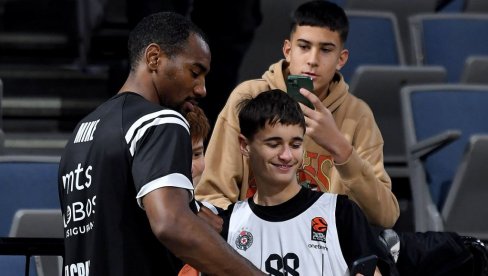 PORODICO PARTIZANA, BILA MI JE ČAST... Ajzea Majk se na dirljiv način oprostio od crno-belih