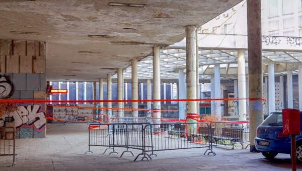 БЕЗИСТАН И ДАЉЕ ПРЕТЊА ЗА ПРОЛАЗНИКЕ: Пролаз између Трга Николе Пашића и Теразија још чека обнову