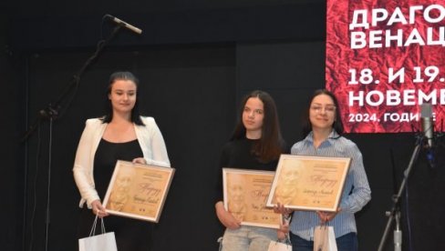 DODELILI I NAGRADE NAJUSPEŠNIJIM ĐACIMA: Književna manifestacija “Dragoslavljev venac“ održava se u Ćupriji