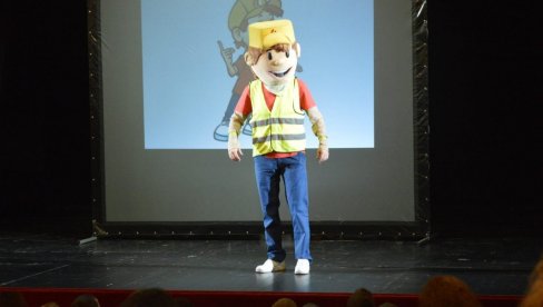 PAŽLJIVKO UČI MALIŠANE U SAOBRAĆAJU: Somborski prvaci učestvovali u edukativnoj predstavi