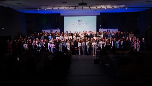 ЗА НАДАРЕНЕ 385 МИЛИОНА ДИНАРА: Министарство просвете новчано помаже талентоване ђаке и студенте