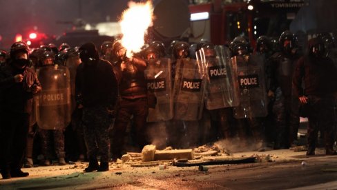 ХАОС У ТБИЛИСИЈУ: Демонстранти упали у двориште председничке резиденције, специјалне снаге примениле силу