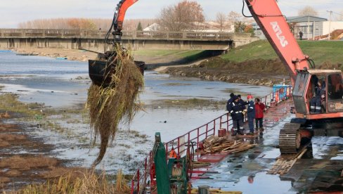 POČELA DRUGA FAZA ČIŠĆENJA AKVATORIJA: Nastavljaju se pripreme za gradnju marine u Smederevu (FOTO)