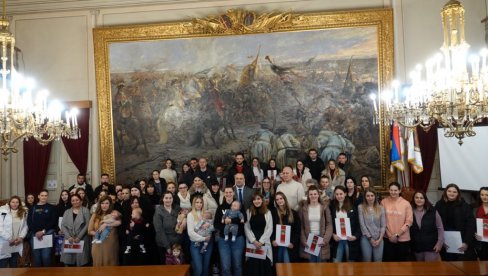 POMOĆ DOBILO 77 MAJKI: Sombor dodelio sredstva za roditeljski dodataka