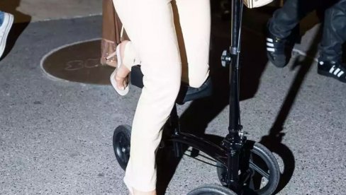 ŽENO, NE BLAMIRAJ SE! ZVEZDA ŠOKIRALA: Izašla provokativna sa slomljenom nogom na trotinetu - fanovi osuli paljbu (FOTO/VIDEO)
