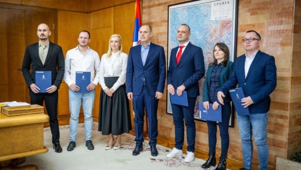 ОД ДАНАС ЗДРАВСТВЕНИ СИСТЕМ СРБИЈЕ БОГАТИЈИ ЗА ШЕСТ ЛЕКАРА ПОВРАТНИКА: Министар здравља Лончар поздравио повратак здравствених радника ОД ДАНАС ЗДРАВСТВЕНИ СИСТЕМ СРБИЈЕ БОГАТИЈИ ЗА ШЕСТ ЛЕКАРА ПОВРАТНИКА: Министар здравља Лончар поздравио повратак здравствених радника