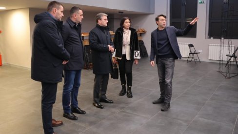 MINISTAR SELAKOVIĆ U UŽICU: Skulptura Mazepa ispred Narodne biblioteke