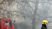 ПОЖАР У ХАЛИ У МАЛОМ МОКРОМ ЛУГУ: Ватра локализована, нема повређених