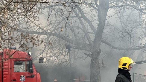 ВЕЛИКИ ПОЖАР У РАДНИЧКОЈ УЛИЦИ: Ватрогасци се боре са ватреном стихијом