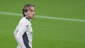 JEDVA ČEKAJU DA MU VIDE LEĐA: Real se odriče Luke Modrića, zamena za Hrvata već spremna