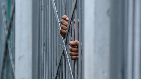 КРЕАТИВНО, АЛИ ЏАБА... Жена сакрила телефон у путеру и покушала да га унесе у притвор