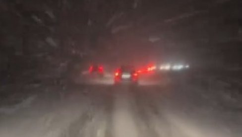 SNEG ZATRPAO DEO SRBIJE: Putevi blokirani, drveće pada, ljudi se terencima probijaju do kuća