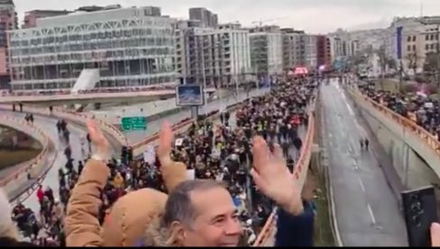 UZIMAJU NA STOTINE MILIONA OD DRŽAVE: Direktor Filipović na protestima ruši vlast