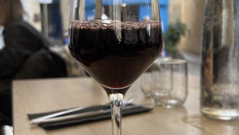 NAUČNA STUDIJA: Vino smanjuje rizik od kardiovaskularnih bolesti, a pivo i žestoka pića ga povećavaju