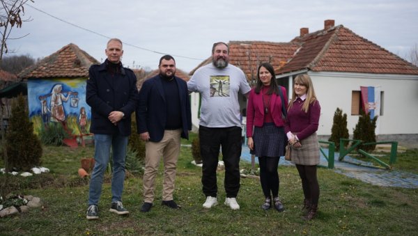 ДЕДОВИНА КАО ВРТ ДОБРЕ НАДЕ – ГЛУМАЦ МИКИЦА ПЕТРОНИЈЕВИЋ НА СВОМ ИМАЊУ ПОМАЖЕ ДЕЦИ И ОСОБАМА СА АУТИЗМОМ ДЕДОВИНА КАО ВРТ ДОБРЕ НАДЕ – ГЛУМАЦ МИКИЦА ПЕТРОНИЈЕВИЋ НА СВОМ ИМАЊУ ПОМАЖЕ ДЕЦИ И ОСОБАМА СА АУТИЗМОМ