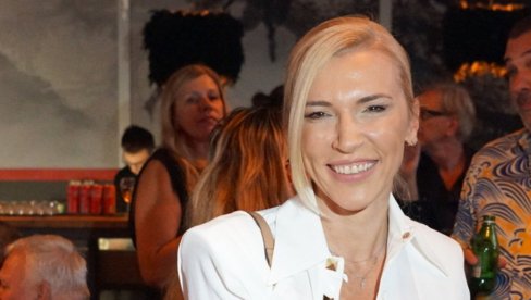 BAŠKARI SE NA PLAŽI: Irina u kupaćem na luks destinaciji - baškari se sa partnerom (FOTO)