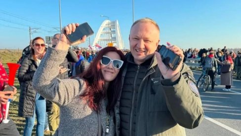 OSMESI NA OBELEŽAVANJU TRI MESECA OD SMRTI 15 OSOBA: Đilas i Marinika slikaju selfije - demonstranti peku prase, vesele se uz trubače