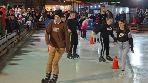 ТРАДИЦИОНАЛНО ТАКМИЧЕЊЕ У КЛИЗАЊУ: На Градском клизалишту у Јагодини