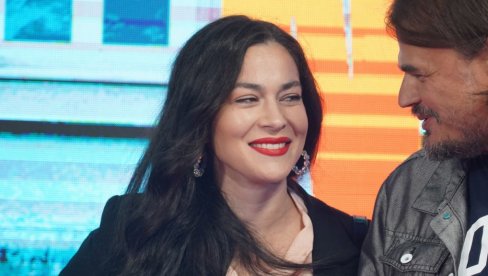 СЛАВЉЕ У ДОМУ МАРИЈЕ ПЕТРОНИЈЕВИЋ: Глумица пуца од среће - честитке пљуште