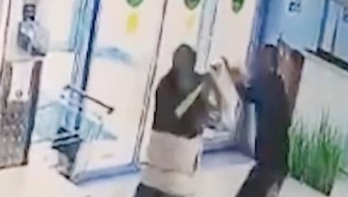 КЛИНАЦ БЕЈЗБОЛ ПАЛИЦОМ ТУКАО ЧУВАРА ПРОДАВНИЦЕ: Човек га спречио да украде флашу вотке, тинејџер се брутално осветио (ВИДЕО)