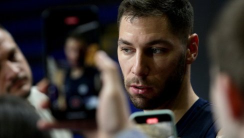 КАКАВ ХИТ! Стефан Јовић на патикама написао чувене речи Светислава Пешића (ФОТО)