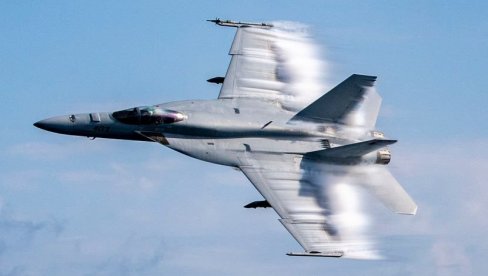 POGLEDAJTE – SNIMAK KOJI LEDI KRV U ŽILAMA F/A-18 umalo pao na stotine ljudi: Katastrofa u Španiji jedva izbegnuta (VIDEO)