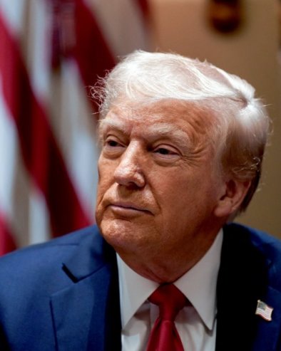 БИВШИ ОБАВЕШТАЈАЦ УПОЗОРАВА Трамп води Америку врло опасним путем