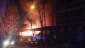 ГРОМ УДАРИО У СТАМБЕНИ ОБЈЕКАТ У НОВОМ БЕОГРАДУ: Букнуо огроман пожар (ВИДЕО/ФОТО)