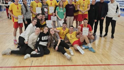 ПРВО МЕСТО НА ОКРУЖНОМ ТАКМИЧЕЊУ: Успех одбојкаша и одбојкашица гимназије у Врању