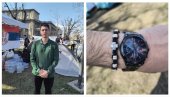 MILOŠ NEMA SKUPI ROLEKS: On nosi brojanicu i sat koji su mu majka i otac poklonili za dobre ocene (FOTO/VIDEO)