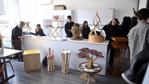 ИЗЛОЖБА ЂАЧКИХ ЛАМПИ: Радови ученика Техничке школе Дрво арт у Музеју примењених уметности