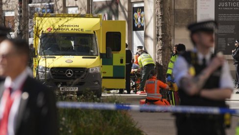 ОГРОМАН ПОЖАР У ЛОНДОНУ: Гаси га око 100 ватрогасаца