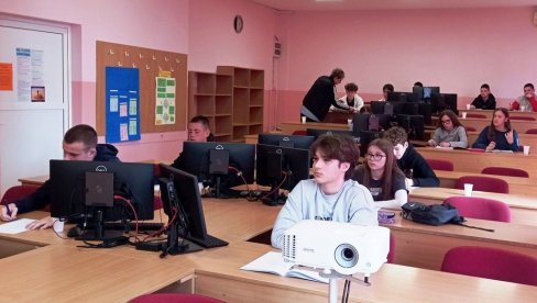 U PARAĆINSKOJ GIMNAZIJI: Počele pripreme učenika za polaganje ispita za upis na IT smer
