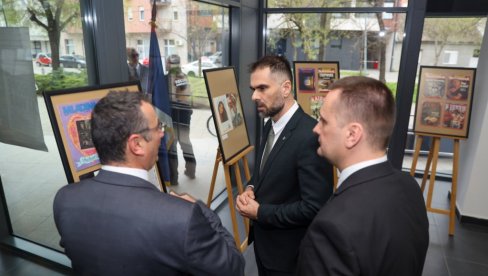 У НОВОМ САДУ ОТВОРЕНА ИЗЛОЖБА СТРАНА ПРОПАГАНДА И СРБИ ПОСЛЕДЊИХ ДЕЦЕНИЈА 20. ВЕКА: Град посвећен неговању културе сећања