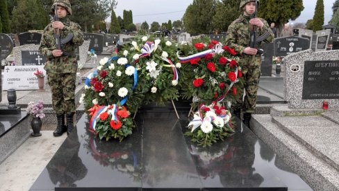 (убачен за  принт ЗА ЗБИРНУ) ВЕНЦИ НА ГРОБ ЗАСТАВНИКА РАДОВАНА МЕДИЋА: У Сомбору обележена годишњица НАТО бомбардовања