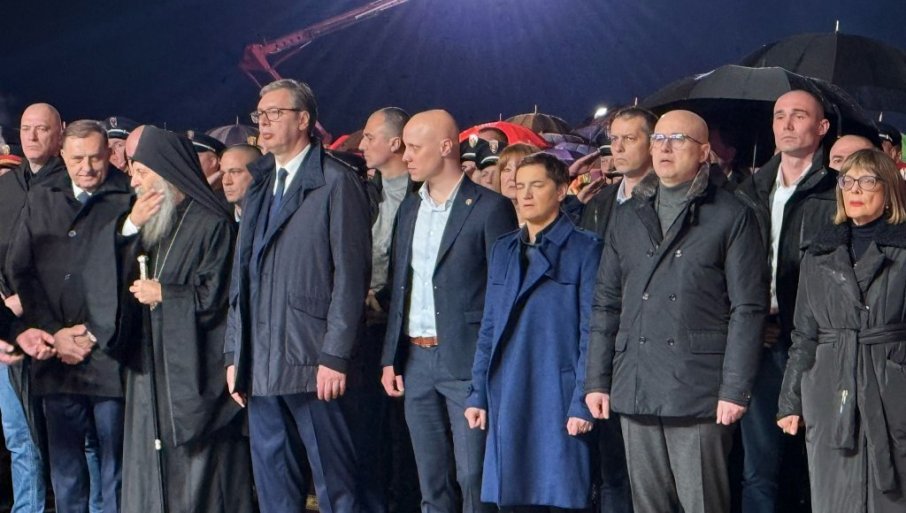 PREDSEDNIK Republike Srbije Aleksandar Vučić govori na obeležavanju Dana sećanja na stradale u NATO agresiji u ponedeljak, 24. marta 2025. godine, u 19.30 časova, na aerodromu „Pukovnik-pilot Milenko Pavlović” u Batajnici.Ranjeno je oko 6.000 civila, od toga 2.700 dece, kao i 5.173 vojnika i policajaca, a 25 osoba vodi se kao nestalo.