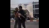 БЕЖЕ СА БЕБОМ У НАРУЧЈУ ДОК СЕ ЗГРАДА ИЗА ЊИХ РУШИ: Потресни снимци са улица Мјанмара (ВИДЕО)