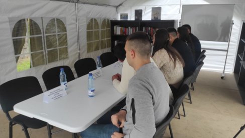 СРАМНО! Ректор Ђокић није дошао на састанак са студентима који хоће да уче (ФОТО)