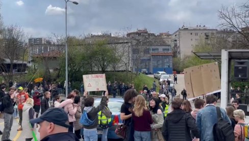 ZAVRŠENO MALTRETIRANJE I TEROR ISPRED INFORMERA: Blokaderi napustili Bulevar Peke Dapčevića posle šestočasovne blokade
